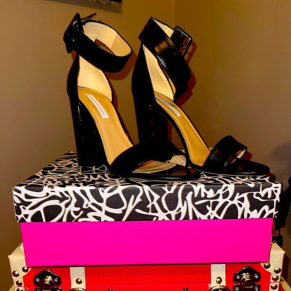 DVF size 10 New in box with dust bag
